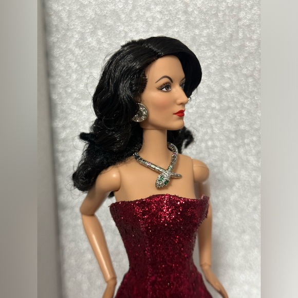 💎 BARBIE MARIA FELIX DOLL SIGNATURE, RED DRESS WITH SNAKE JEWELRY. - Picture 9 of 10